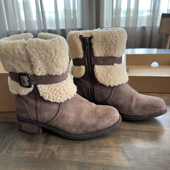 UGG Booties 👢👢 - Picture 4 of 9